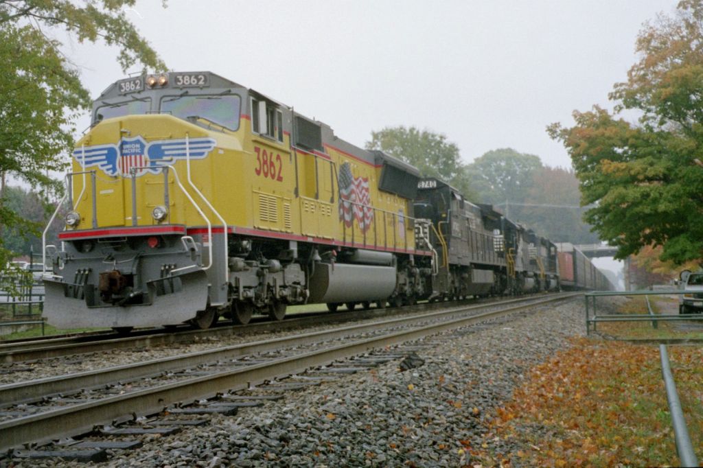 UP 3862 leads a very long train full of ford pickup trucks that broke down
